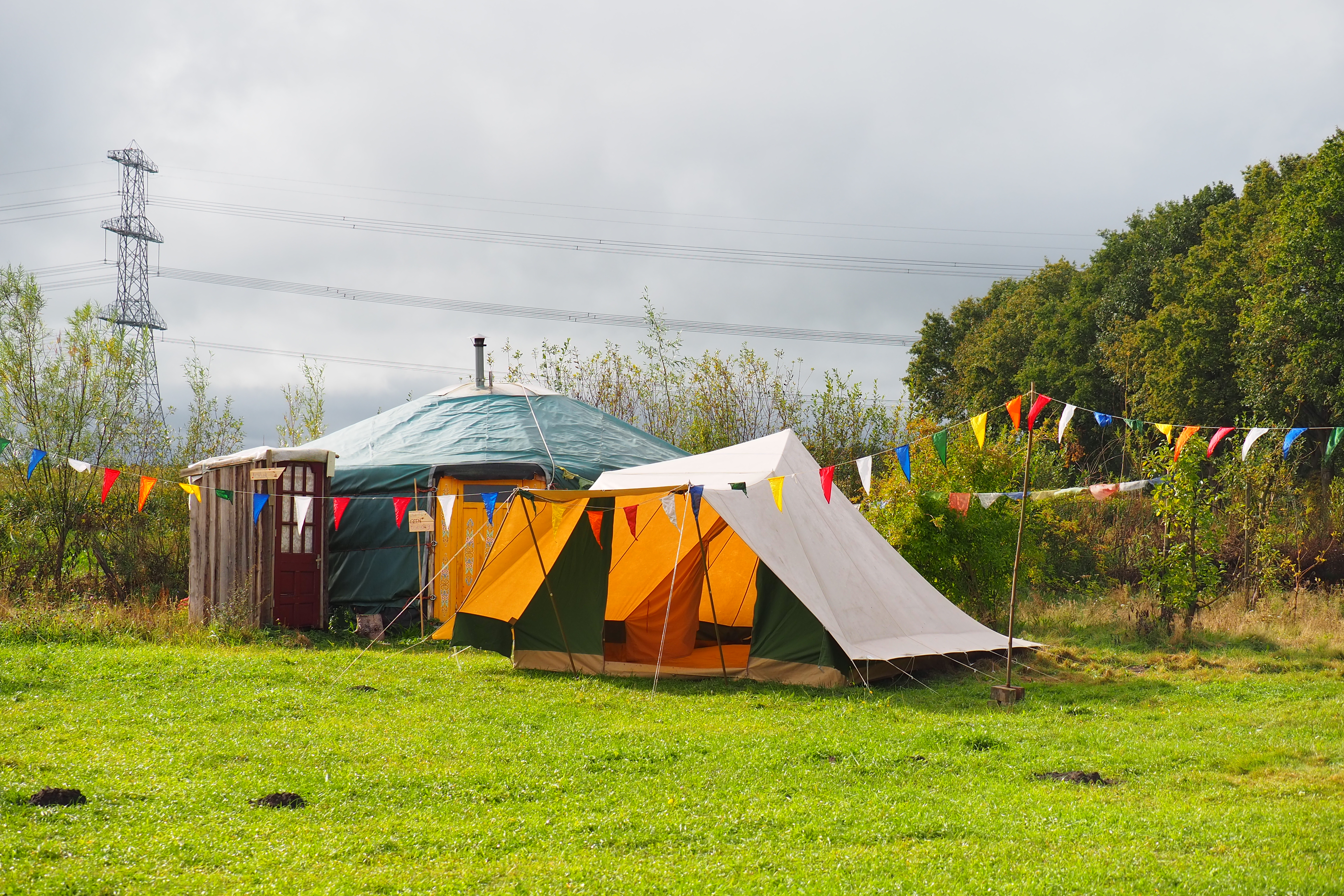 Tent en yurt met vlaggetjes op een weiland