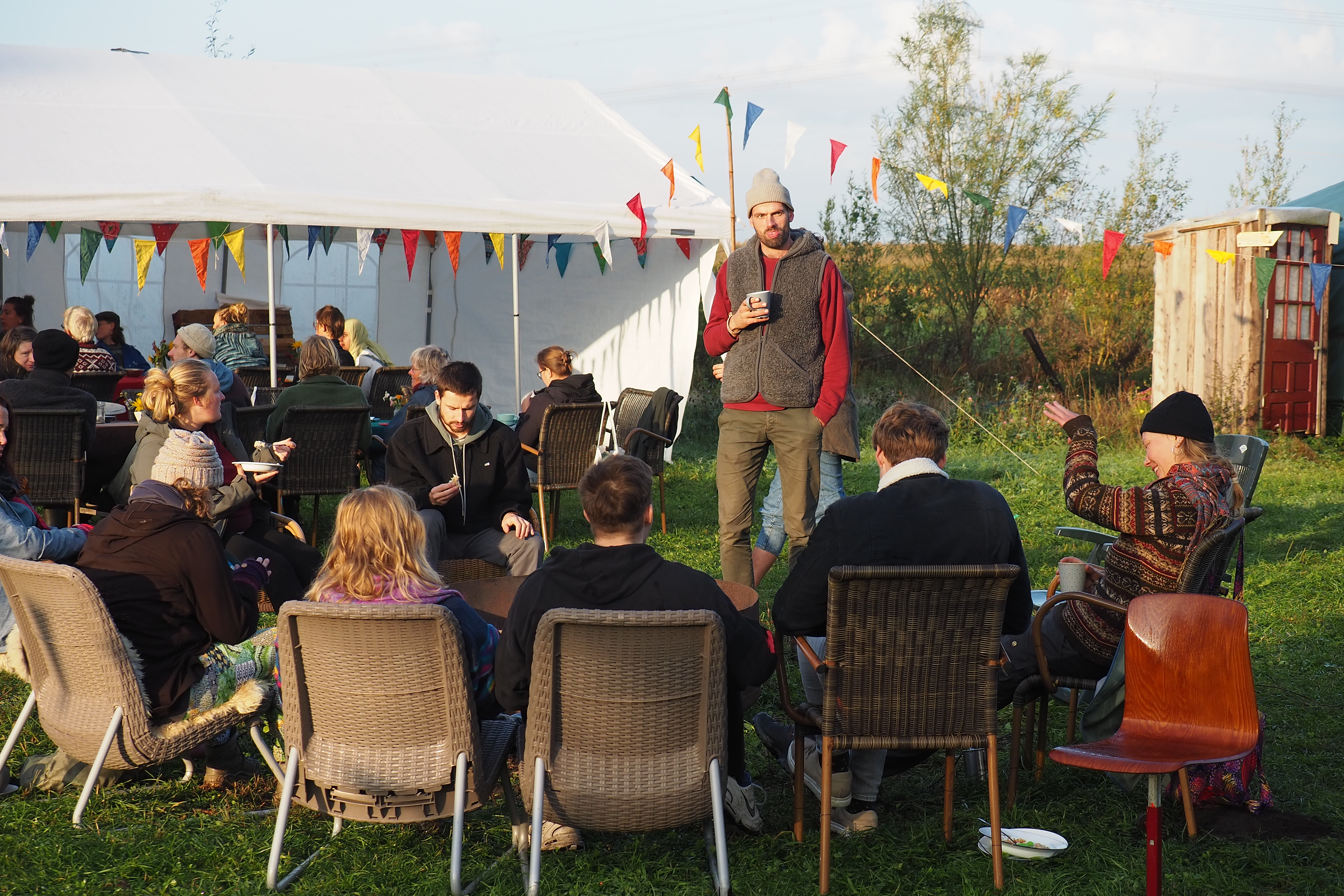 Mensen zittend op stoelen in een kring